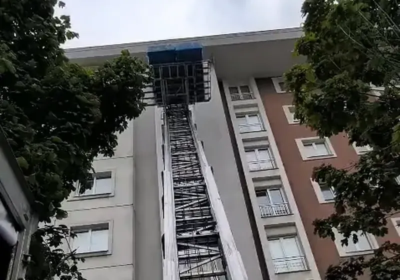 Bina cephesine kurulmuş taşıma asansörü