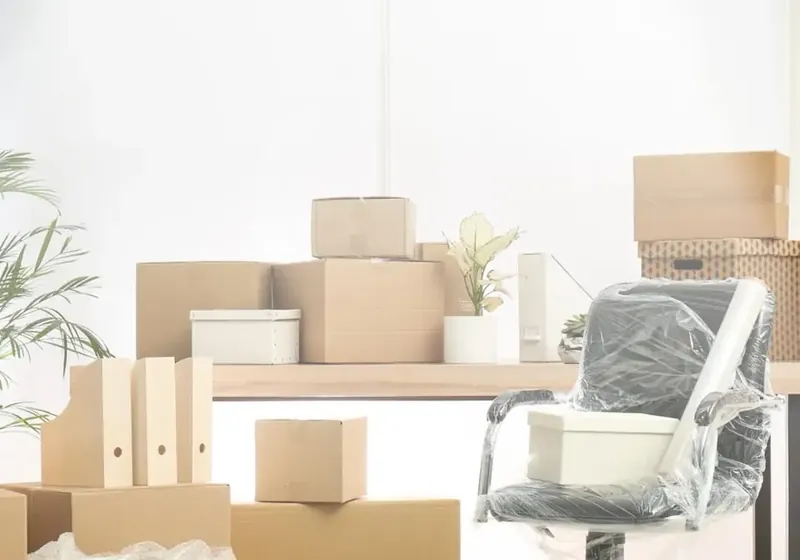 Ofis taşıması için paketlenmiş ekipmanlar